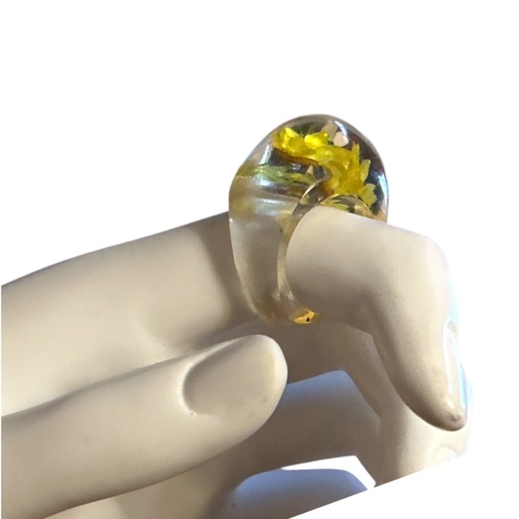 Vintage 70s LUCITE RING clear with Yellow Dried Daisy's Size 7 - Picture 10 of 16